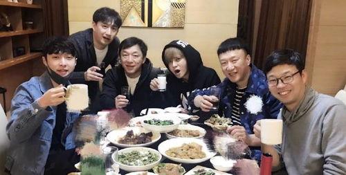 吃瓜娱乐照片,明星幕后吃瓜瞬间大曝光